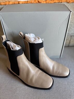 Everlane Two-Tone Beige and Black Chelsea Ankle Boots